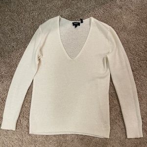 100% Cashmere Vince Sweater. Good condition. Classy and sexy.